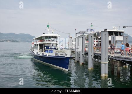 Le ferry Camoscio arrive à l'embarcadère de Stresa sur le lac majeur. Construit en 1972, il est l'un des six navires de la classe Alpino. Banque D'Images