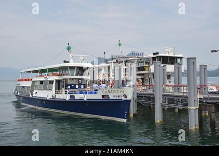 Le ferry Camoscio arrive à l'embarcadère de Stresa sur le lac majeur. Construit en 1972, il est l'un des six navires de la classe Alpino. Banque D'Images