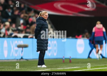 L'entraîneur de l'Angleterre Sarina Wiegman lors du match Angleterre femmes contre pays-Bas UEFA Women's Nations League A au stade de Wembley, Londres, Angleterre, Royaume-Uni le 1 décembre 2023 Credit : Every second Media/Alamy Live News Banque D'Images