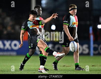 Twickenham, Royaume-Uni. 01 décembre 2023. Premier championnat Rugby. Harlequins V sale Sharks. Le Stoop. Twickenham. Marcus Smith (Harlequins) donne un coup de pied lors du match de rugby Harlequins V sale Sharks Gallagher Premiership. Crédit : Sport in Pictures/Alamy Live News Banque D'Images