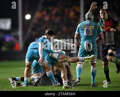 Twickenham, Royaume-Uni. 01 décembre 2023. Premier championnat Rugby. Harlequins V sale Sharks. Le Stoop. Twickenham. Raffi Quirke (sale Sharks) donne des coups de pied lors du match de rugby Harlequins V sale Sharks Gallagher Premiership. Crédit : Sport in Pictures/Alamy Live News Banque D'Images