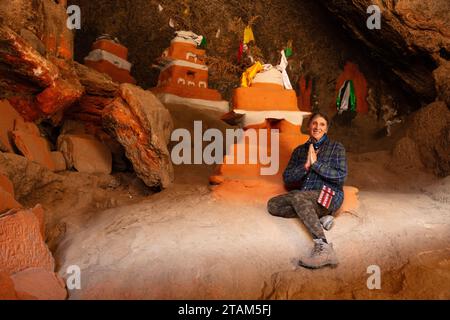 Christine Kolisch à l'intérieur de la grotte de Chungsi également connue sous le nom de grotte de Rangchung, un lieu de pèlerinage bouddhiste où Padmasambhava méditait au 8e siècle - M. Banque D'Images