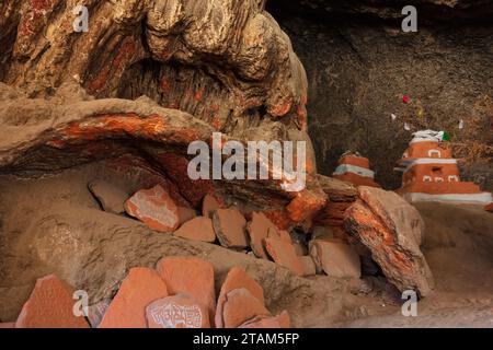 Christine Kolisch à l'intérieur de la grotte de Chungsi également connue sous le nom de grotte de Rangchung, un lieu de pèlerinage bouddhiste où Padmasambhava méditait au 8e siècle - M. Banque D'Images