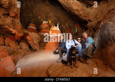 Christine Kolisch, Craig Lovell Bodhi Garrett et Vajra Garrett à l'intérieur de la grotte de Chungsi également connue sous le nom de grotte de Rangchung, un lieu de pèlerinage bouddhiste où Banque D'Images