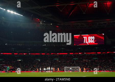 Une vue générale comme le grand écran montre la fréquentation du match de 71 632 lors du match de l'UEFA Women's Nations League Group A1 au stade de Wembley, à Londres. Date de la photo : Vendredi 1 décembre 2023. Banque D'Images