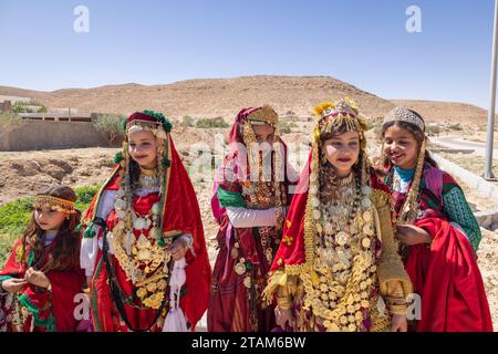 Tunisie. 17 mars 2023. Filles en robe traditionnelle dans le désert tunisien. Banque D'Images