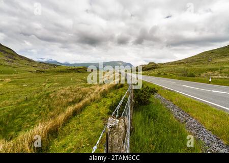 La route A470 à travers le col de Crimée entre Blaenau Ffestiniog et Dolwyddelan. Parc national d'Eryri ou Snowdonia, pays de Galles, paysage. Banque D'Images