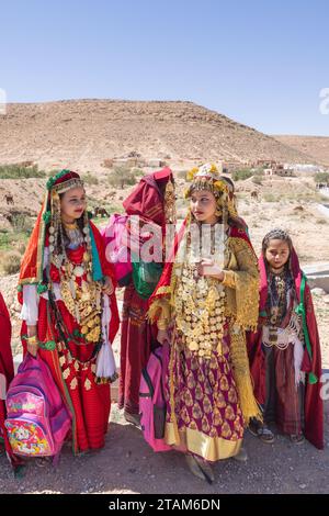 Tunisie. 17 mars 2023. Filles en robe traditionnelle dans le désert tunisien. Banque D'Images