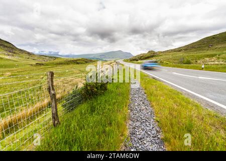 La route A470 à travers le col de Crimée entre Blaenau Ffestiniog et Dolwyddelan. Eryri ou parc national de Snowdonia, pays de Galles avec voiture floue, paysage. Banque D'Images