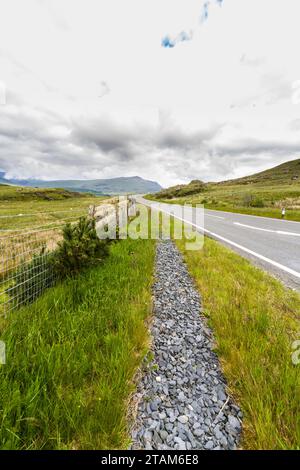 La route A470 à travers le col de Crimée entre Blaenau Ffestiniog et Dolwyddelan. Parc national d'Eryri ou Snowdonia, pays de Galles, portrait. Banque D'Images