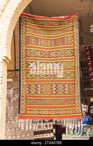 BIR Al Huffay, Sidi Bouzid, Tunisie. 19 mars 2023. Tapis tissé à vendre au souk extérieur de Bir al Haffay. Banque D'Images