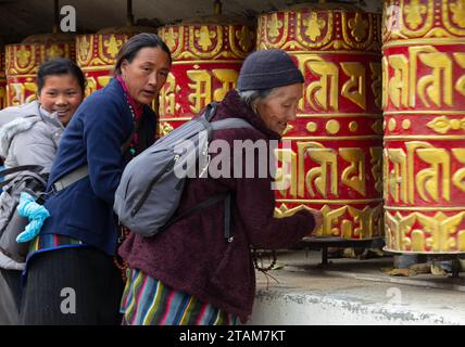 Les pèlerins tournent des roues de prière au monastère de Lo Gekar dans le village de Ghar, le plus ancien gompa bouddhiste au Népal, construit par Guru Rimpoche au 8e siècle - Mus Banque D'Images