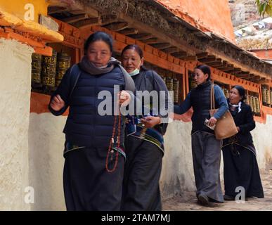 Les pèlerins tournent des roues de prière au monastère de Lo Gekar dans le village de Ghar, le plus ancien gompa bouddhiste au Népal, construit par Guru Rimpoche au 8e siècle - Mus Banque D'Images