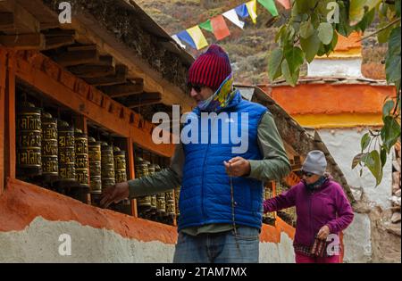 Les pèlerins tournent des roues de prière au monastère de Lo Gekar dans le village de Ghar, le plus ancien gompa bouddhiste au Népal, construit par Guru Rimpoche au 8e siècle - Mus Banque D'Images