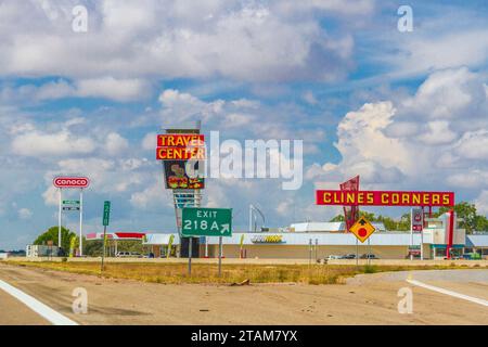 Arrêt Clines Corner sur l'Interstate 40 entre la frontière de l'État du Texas et Albuquerque, Nouveau-Mexique. Banque D'Images