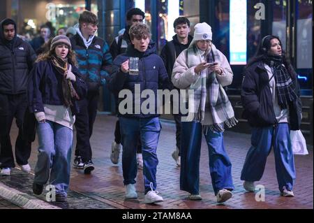 New Street, Birmingham 1 décembre 2023 - Revellers est allé au centre-ville de Birmingham vendredi soir portant des tenues de Noël alors que la saison des fêtes commence. Plusieurs ont été vus marchant le long de la tristement célèbre bande de vie nocturne de Broad Street dans des groupes de travail. Un groupe de dames portaient une robe de fantaisie de Noël, y compris une dinde, germe, le North Star et plusieurs rennes. D'autres ont été repérés portant un bonhomme de neige, un cadeau et des tenues d'elfe le long de New Street dans le centre-ville. Des centaines de personnes se sont également emballées dans le marché de Francfort sur la place Victoria. Malgré le brouillard glacial et les températures inférieures à zéro, une partie Banque D'Images