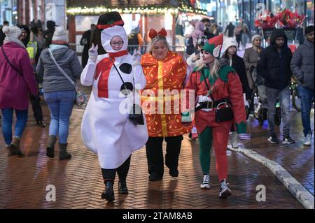 New Street, Birmingham 1 décembre 2023 - Revellers est allé au centre-ville de Birmingham vendredi soir portant des tenues de Noël alors que la saison des fêtes commence. Plusieurs ont été vus marchant le long de la tristement célèbre bande de vie nocturne de Broad Street dans des groupes de travail. Un groupe de dames portaient une robe de fantaisie de Noël, y compris une dinde, germe, le North Star et plusieurs rennes. D'autres ont été repérés portant un bonhomme de neige, un cadeau et des tenues d'elfe le long de New Street dans le centre-ville. Des centaines de personnes se sont également emballées dans le marché de Francfort sur la place Victoria. Malgré le brouillard glacial et les températures inférieures à zéro, une partie Banque D'Images