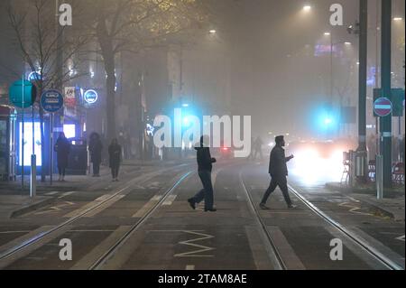 Broad Street, Birmingham 1 décembre 2023 - le brouillard gelé a frappé la région alors que les températures baissaient. - Revellers est allé au centre-ville de Birmingham vendredi soir portant des tenues de Noël alors que la saison des fêtes commence. Plusieurs ont été vus marchant le long de la tristement célèbre bande de vie nocturne de Broad Street dans des groupes de travail. Un groupe de dames portaient une robe de fantaisie de Noël, y compris une dinde, germe, le North Star et plusieurs rennes. D'autres ont été repérés portant un bonhomme de neige, un cadeau et des tenues d'elfe le long de New Street dans le centre-ville. Des centaines de personnes se sont également emballées dans le marché de Francfort sur la place Victoria. Despi Banque D'Images