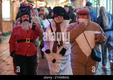 New Street, Birmingham 1 décembre 2023 - Revellers est allé au centre-ville de Birmingham vendredi soir portant des tenues de Noël alors que la saison des fêtes commence. Plusieurs ont été vus marchant le long de la tristement célèbre bande de vie nocturne de Broad Street dans des groupes de travail. Un groupe de dames portaient une robe de fantaisie de Noël, y compris une dinde, germe, le North Star et plusieurs rennes. D'autres ont été repérés portant un bonhomme de neige, un cadeau et des tenues d'elfe le long de New Street dans le centre-ville. Des centaines de personnes se sont également emballées dans le marché de Francfort sur la place Victoria. Malgré le brouillard glacial et les températures inférieures à zéro, une partie Banque D'Images