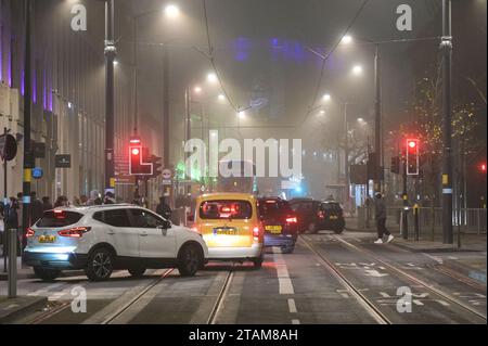 Broad Street, Birmingham 1 décembre 2023 - le brouillard gelé a frappé la région alors que les températures baissaient. - Revellers est allé au centre-ville de Birmingham vendredi soir portant des tenues de Noël alors que la saison des fêtes commence. Plusieurs ont été vus marchant le long de la tristement célèbre bande de vie nocturne de Broad Street dans des groupes de travail. Un groupe de dames portaient une robe de fantaisie de Noël, y compris une dinde, germe, le North Star et plusieurs rennes. D'autres ont été repérés portant un bonhomme de neige, un cadeau et des tenues d'elfe le long de New Street dans le centre-ville. Des centaines de personnes se sont également emballées dans le marché de Francfort sur la place Victoria. Despi Banque D'Images