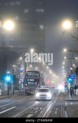 Broad Street, Birmingham 1 décembre 2023 - le brouillard gelé a frappé la région alors que les températures baissaient. - Revellers est allé au centre-ville de Birmingham vendredi soir portant des tenues de Noël alors que la saison des fêtes commence. Plusieurs ont été vus marchant le long de la tristement célèbre bande de vie nocturne de Broad Street dans des groupes de travail. Un groupe de dames portaient une robe de fantaisie de Noël, y compris une dinde, germe, le North Star et plusieurs rennes. D'autres ont été repérés portant un bonhomme de neige, un cadeau et des tenues d'elfe le long de New Street dans le centre-ville. Des centaines de personnes se sont également emballées dans le marché de Francfort sur la place Victoria. Despi Banque D'Images