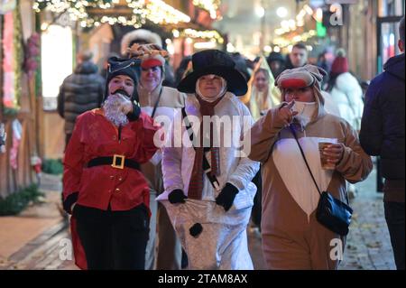 New Street, Birmingham 1 décembre 2023 - Revellers est allé au centre-ville de Birmingham vendredi soir portant des tenues de Noël alors que la saison des fêtes commence. Plusieurs ont été vus marchant le long de la tristement célèbre bande de vie nocturne de Broad Street dans des groupes de travail. Un groupe de dames portaient une robe de fantaisie de Noël, y compris une dinde, germe, le North Star et plusieurs rennes. D'autres ont été repérés portant un bonhomme de neige, un cadeau et des tenues d'elfe le long de New Street dans le centre-ville. Des centaines de personnes se sont également emballées dans le marché de Francfort sur la place Victoria. Malgré le brouillard glacial et les températures inférieures à zéro, une partie Banque D'Images