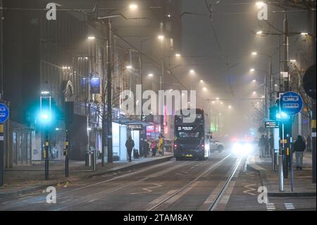 Broad Street, Birmingham 1 décembre 2023 - le brouillard gelé a frappé la région alors que les températures baissaient. - Revellers est allé au centre-ville de Birmingham vendredi soir portant des tenues de Noël alors que la saison des fêtes commence. Plusieurs ont été vus marchant le long de la tristement célèbre bande de vie nocturne de Broad Street dans des groupes de travail. Un groupe de dames portaient une robe de fantaisie de Noël, y compris une dinde, germe, le North Star et plusieurs rennes. D'autres ont été repérés portant un bonhomme de neige, un cadeau et des tenues d'elfe le long de New Street dans le centre-ville. Des centaines de personnes se sont également emballées dans le marché de Francfort sur la place Victoria. Despi Banque D'Images