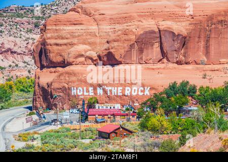 La route panoramique US 191 juste au sud de Moab, Utah, est connue pour ses formations rocheuses de grès. Hole in the Rock est une maison des plus uniques, sculptée dans la roche. Banque D'Images