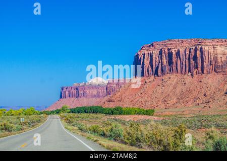 Utah 211 la voie pittoresque dans l'Utah, désignée comme Indian Creek Corridor Scenic Byway, traverse un paysage de roches et de formations de grès. Banque D'Images