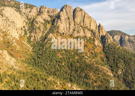 Vue sur la forêt nationale de Cibola et les montagnes de Sandia depuis le tramway aérien de Sandia Peak au Nouveau-Mexique. Banque D'Images