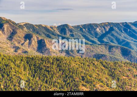 Vue sur la forêt nationale de Cibola et les montagnes de Sandia depuis le tramway aérien de Sandia Peak au Nouveau-Mexique. Banque D'Images