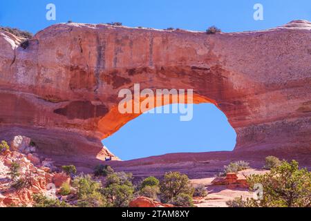 Situé à 24 km au sud de Moab sur l'US 191, Wilson Arch est une arche en grès naturel remarquable (appelée Entrada Sandstone). Banque D'Images