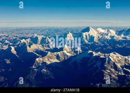 Le mont Everest, la plus haute montagne du monde à la frontière du Népal et de la Chine dans la sous-chaîne Mahalangur Himal de l'Himalaya, vue du sud Banque D'Images