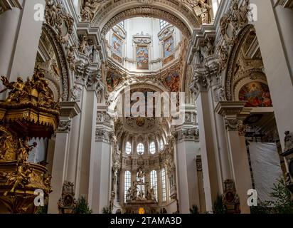 Passau, Basse-Bavière - DE – 6 juin 2023 vue intérieure horizontale de la nef et de l'asp de St. Cathédrale d'Étienne, église baroque de 1688. Banque D'Images
