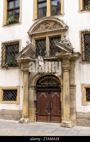 Regensburg, Bavière – DE – 5 juin 2023 vue verticale de l’historique Ratskeller (cave de la mairie) dans la mairie de Ratisbonne. Banque D'Images