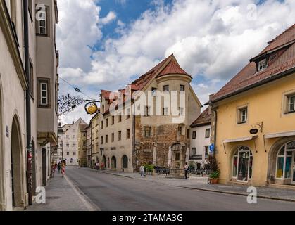 Regensburg, Bavière – DE – 5 juin 2023 vue du paysage des touristes visitant Wiedfangbrunnen puits dans la vieille ville Alstadt district de Ratisbonne. Banque D'Images