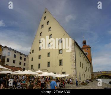 Regensburg, Bavière – DE – 5 juin 2023 vue du restaurant Regensburg Sausage Kitchen, situé à Regensburg, en Allemagne. Ceci est notable comme peut-être l'ol Banque D'Images