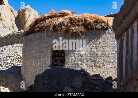 Maison avec du fourrage sur le toit dans le village de Tange - Mustang District, Népal Banque D'Images