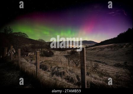 Highlands écossais, Royaume-Uni. 01 décembre 2023. L'Aurora Borealis donnant un bon spectacle sur Drumnadrochit sur une nuit amèrement froide au clair de lune dans les Highlands écossais crédit : Rob Sutherland/Alamy Live News Banque D'Images