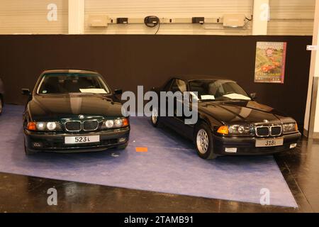 BMW 318i Cabrio Baureihe E36, 3er, Baujahr 1998, rechts und BMW 523i 5er, Baureihe E39, Baujahr 1996, 41. Classic & Prestige salon S.I.H.A. im Rahmen der 55. Essen Motor Show 2023 02.-10.12.2023, Pressetag 01.12.2023, Auto, Automobilmesse, Ausstellung für sportliche Autos Tuning Motorsport und Oldtimer, Messe Essen, Essen D. *** BMW 318i convertible série E36, série 3, année 1998, droite et BMW 523i série 5, série E39, année 1996, 41 Classic Prestige salon S I H A dans le cadre du salon de l'automobile d'Essen 55 2023 02 10 12 2023, journée de presse 01 12 2023, voiture, salon de l'automobile, exposition des voitures sportives t Banque D'Images