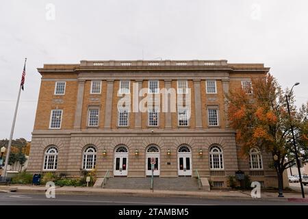 Prescott, AZ - 15 novembre 2023 : le bureau de poste et le palais de justice de Prescott ont été construits en 1931 dans le style Beaux Arts. Banque D'Images