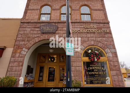 Prescott, AZ - 15 novembre 2023 : Centre d'information touristique de Prescott et bâtiment de la Chambre de commerce. Banque D'Images