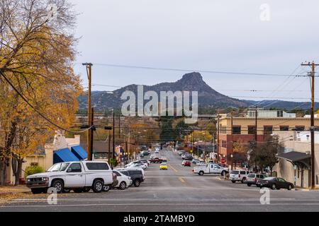 Prescott, AZ - 15 novembre 2023 : regardant vers le bas Willis Street vers Thumb Butte Banque D'Images