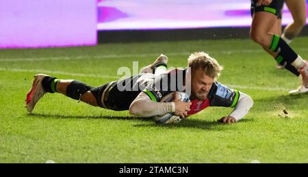 Harlequins Tyrone Green passe pour le premier essai lors des Harlequins v sale Sharks, Gallagher Premiership, Rugby, Twickenham Stoop, Londres, Royaume-Uni le 1 décembre 2023. Photo de Gary Mitchell/Alamy Live News Banque D'Images