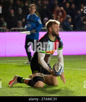 Harlequins Tyrone Green passe pour le premier essai lors des Harlequins v sale Sharks, Gallagher Premiership, Rugby, Twickenham Stoop, Londres, Royaume-Uni le 1 décembre 2023. Photo de Gary Mitchell/Alamy Live News Banque D'Images