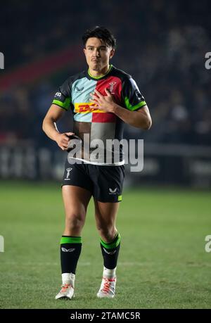 Harlequins Marcus Smith (joueur du match) en action pendant les Harlequins v sale Sharks, Gallagher Premiership, Rugby, Twickenham Stoop, Londres, Royaume-Uni le 1 décembre 2023. Photo de Gary Mitchell/Alamy Live News Banque D'Images