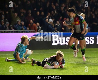 Harlequins Tyrone Green passe pour le premier essai avec Marcus Smith (joueur du match) en arrière-plan pendant les Harlequins v sale Sharks, Gallagher Premiership, Rugby, Twickenham Stoop, Londres, Royaume-Uni le 1 décembre 2023. Photo de Gary Mitchell/Alamy Live News Banque D'Images