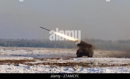 Le bruit de l'artillerie ! Un HIMARS appartenant au 3e Bataillon, Régiment d'artillerie de campagne, XVIII corps aéroporté, démontre ses capacités létales lors de la avec US-Polish mars 23 LFX à Toruñ, en Pologne, le 1 décembre 2023. L'exercice comprenait un éventail de systèmes d'armes à travers l'arsenal d'artillerie de campagne américain et polonais. Des soldats de l'équipe de combat de la 2e brigade blindée sont stationnés dans toute l'Europe pour soutenir l'opération European assure Deter et renforcer. (Photo du CPS de l'armée américaine Trevares Johnson) Banque D'Images