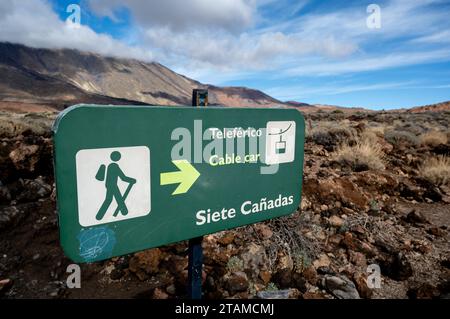 La Orotava, Espagne. 01 décembre 2023. Un panneau avec l'inscription espagnole 'Teléferico' indique le téléphérique jusqu'au sommet dans le parc national sur le mont Teide. Les secouristes de Nuremberg ont pris un rond-point pour aider un groupe de randonnée allemand sur Tenerife qui avait eu des difficultés sur la montagne volcanique Teide. Crédit : Hauke-Christian Dittrich/dpa/Alamy Live News Banque D'Images