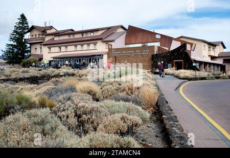 La Orotava, Espagne. 01 décembre 2023. Le centre d'accueil du parc national du Teide est situé sur la route TF-21 près de l'attraction Roques de Garcia. Les secouristes de Nuremberg ont aidé un groupe de randonnée allemand sur Tenerife qui avait eu des difficultés sur la montagne volcanique Teide. Crédit : Hauke-Christian Dittrich/dpa/Alamy Live News Banque D'Images